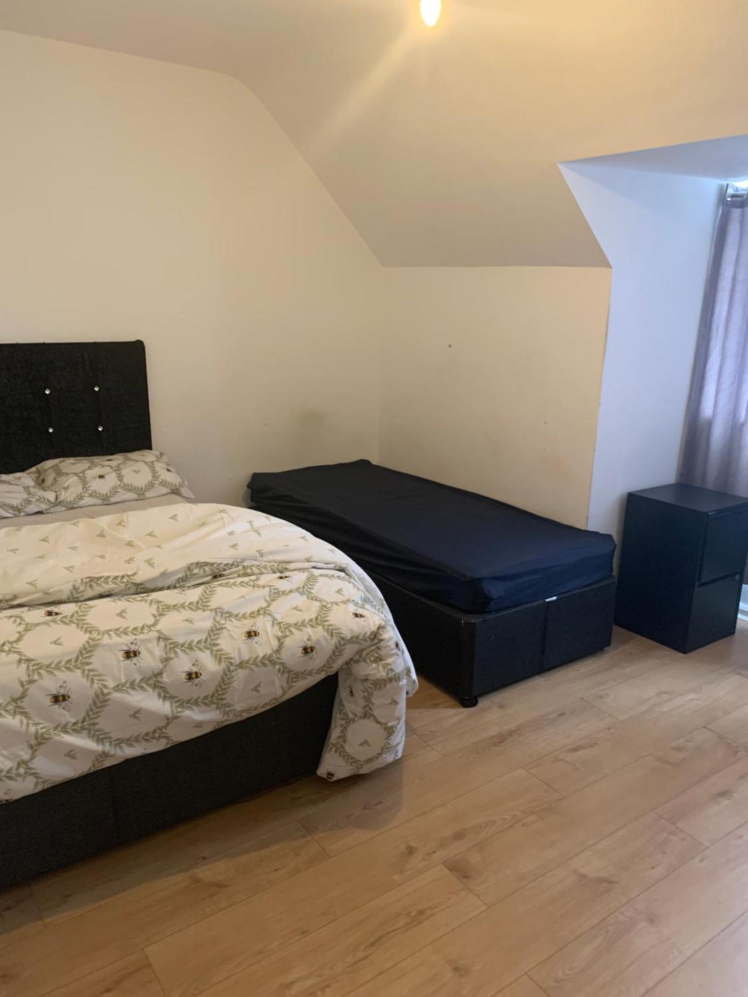 Bed and Breakfast At Apex House à Dagenham Extérieur photo