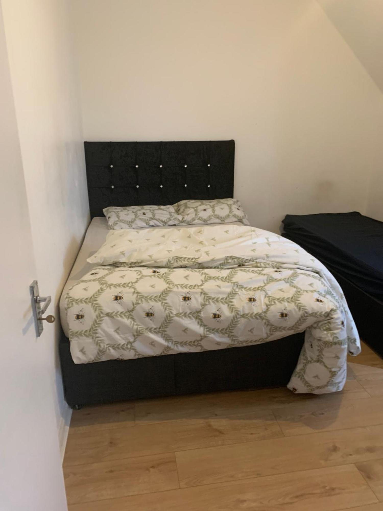 Bed and Breakfast At Apex House à Dagenham Extérieur photo